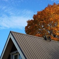 Plechové strechy sa vyznačujú množstvom pozitívnych vlastností, o ktorých vám v dnešnom článku prezradíme viac.